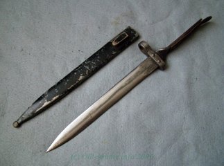 На Великоберезнянщині поліцейські затримали чоловіка зі штик-ножем в рукаві куртки