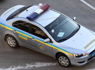 В Ужгороді п’яний молодик стрибав на капоті машини ДАІ, а інший фотографував