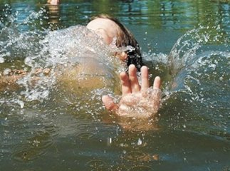 Тонув на очах у мами: подробиці трагічної загибелі хлопчика