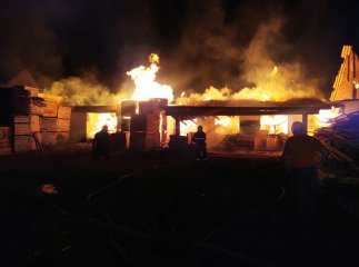 Вночі вирувала велика пожежа: один цех підприємства згорів повністю, ще один – частково