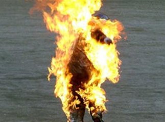 Чоловік підпалив себе у центральній частині міста