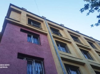 Чоловік вистрибнув із 4 поверху відділку поліції: оприлюднено фото