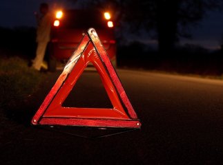На Закарпатті автомобіль "Volkswagen" зіткнувся з кільцевим перехрестям: пасажирка отримала травми