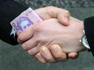 У Мукачеві затримали податківця за хабар у 15 тисяч гривень