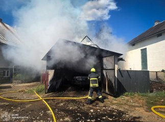 Авто згоріло в гаражі через пожежу в надвірній споруді на Хустщині