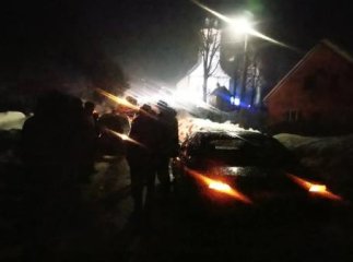На неочищеній дорозі автобус занесло і він врізався у легковик, – ЗМІ
