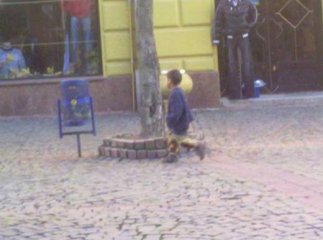 У самому центрі Мукачева неповнолітні роми тероризують людей, обпльовуючи їх з ніг до голови і вимагаючи різні речі (ФОТО)