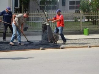 Українців вражають жителі Великої Доброні, які продовжують самотужки ремонтувати дороги