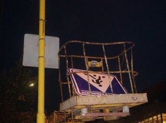 В Ужгороді комунальники демонтували епічний дорожний знак