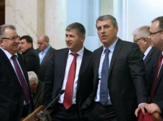 Щойно з трибуни ВР зачитали заяви закарпатських нардепів про вихід із Партії регіонів
