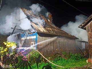Жінка розбудила дітей: посеред ночі на Рахівщині загорівся будинок Жінка розбудила дітей: посеред ночі на Рахівщині загорівся будинок