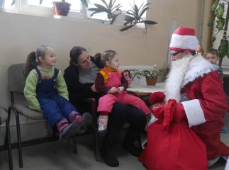 До маленьких пацієнтів Ужгородської міської дитячої лікарні завітали Дід Мороз зі Снігуронькою