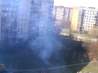 Порушуючи усі санітарні норми, ужгородські комунальники спалюють сміття перед багатоповерхівками (ФОТО)