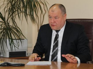 Заступник голови ОДА під час прийому допоміг з дровами двом жителькам області (ФОТО)