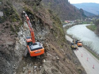 На Рахівщині розбирають скелю, щоб розширити дорогу