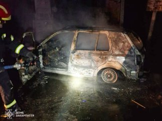 У селі на Рахівщині вщент згорів автомобіль У селі на Рахівщині вщент згорів автомобіль