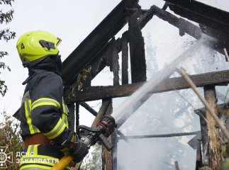 У середмісті Ужгорода вранці спалахнула садово-паркова споруда