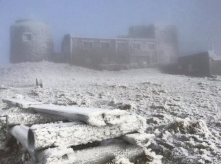 В гори прийшла зима: фото засніженої вершини облетіло мережу