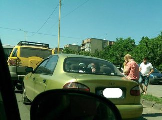 В Ужгороді сталася аварія за участі позашляховика Тойота