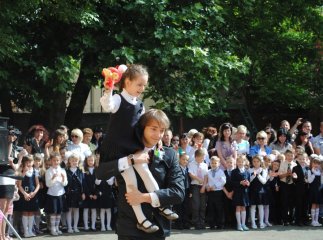 Для одинадцятикласників Мукачева пролунав останній дзвоник (ФОТОРЕПОРТАЖ)
