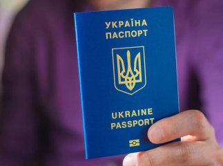 Виїзд за кордон по-новому з осені: хто має здати відбитки пальців