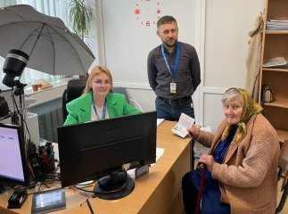 Мандрувати ніколи не пізно: закарпатка отримала закордонний паспорт у 94 роки