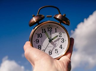 Коли переводять годинники на зимовий час 2025 Переведення годинників – перехід на зимовий час 2025