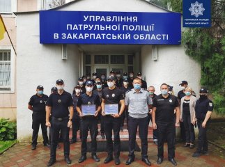 Двох закарпатських патрульних відзначили за сміливий вчинок