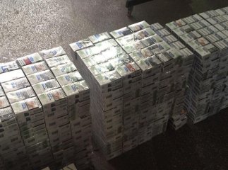 На Закарпатті затримали мікроавтобус з повним "диваном" контрабанди