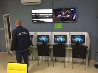 Під виглядом букмеркерських контор функціонували гральні заклади. Поліція провела обшуки