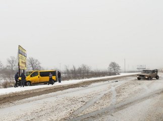На засніженій дорозі зіткнулись мікроавтобус і легковик