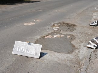 Жителі села Кольчино самотужки борються з ямами на дорогах за допомогою цементу та будівельного сміття (ФОТОФАКТ)