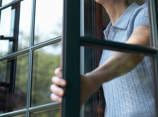 На Берегівщині жінка та дитина впали з багатоповерхівки
