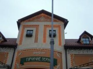 Перед фасадом провулку "Гірчичне зерно" встановили ліхтар-вказівник