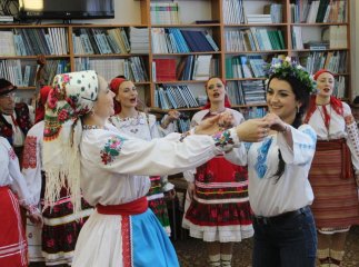 У Закарпатській обласній бібліотеці презентували книги і танцювали народні танці