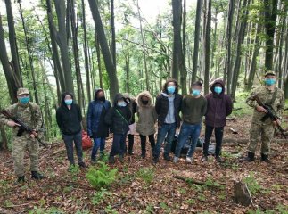 Біля кордону в лісі спіймали групу "подорожувальників"