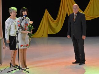 Геннадій Москаль відзначив ужгородську вчительку "Золотим ведмедиком"