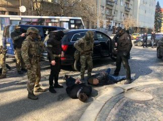 Група мукачівців вимагала від чоловіка 15 тисяч доларів. У випадку відмови погрожували вбивством