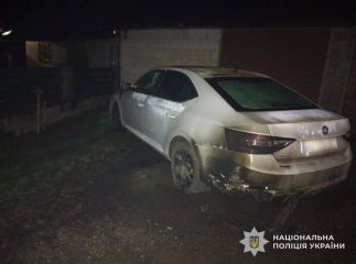 На Закарпатті чоловік підпалив сусіду машину: поліція показала фото