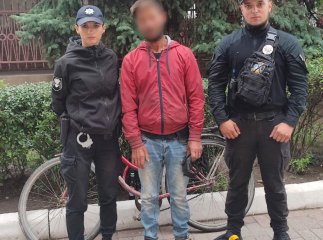 У Мукачеві біля вокзалу затримали чоловіка