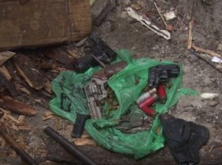 Роми стверджують, що знайдені наручники, набої та патрони використовувались Лакатошем для тортур 