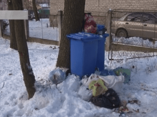 Одна із вулиць Ужгорода потопає у відходах. Через неочищену дорогу "АВЕ" вже два тижні відмовляється їхати за сміттям