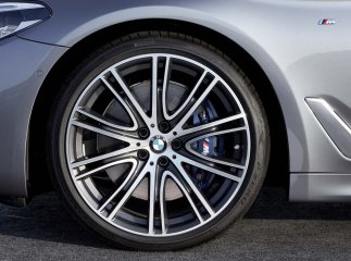 На трасі "Київ-Чоп" біля Ракошина іномарка "BMW" "скинула" "Таврію", і зіткнулась з електроопорою