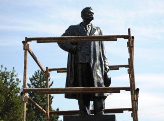 Пам’ятник Максиму Горькому на міській набережній Мукачева отримав "новий облік" (ФОТО)