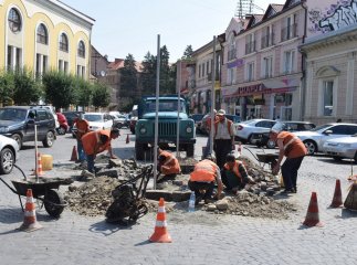 На площі Корятовича в Ужгороді запроваджують односторонній рух