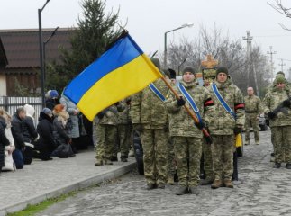 В області навколішках проводжали в останню путь загиблого військового
