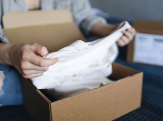 Нові правила для посилок з України до ЄС на прикладі двох футболок