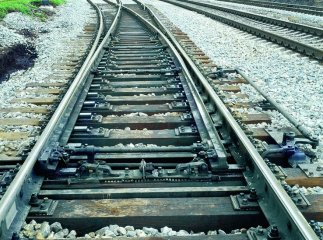 Поїзд сполученням Мукачево-Батьово ледь не переїхав людину, яка помирала на колії