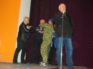 У Берегові чоловік, щоб доказати свою любов до міста, намагався вчини самоспалення прямо на громадських зборах