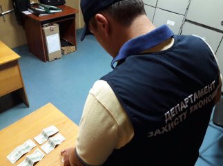Начальника відділу митного посту "Вилок" затримали під час отримання хабара